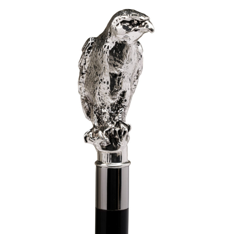 Elegante bastone da passeggio con il falco modellato a mano e placcato argento 925 sull'impugnatura.